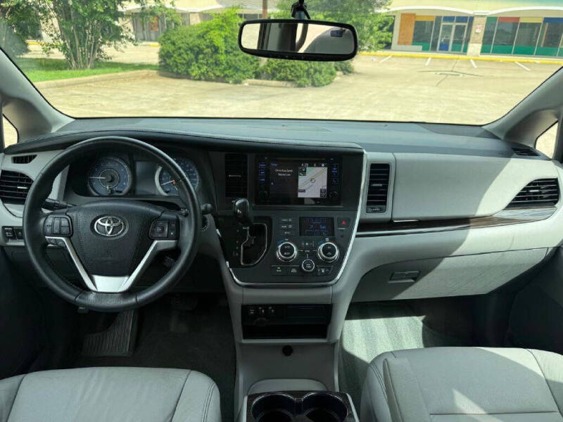 2017 Toyota Sienna XLE 8-Passenger