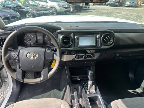 2017 Toyota Tacoma SR