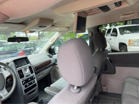 2009 Chrysler Town and Country LX