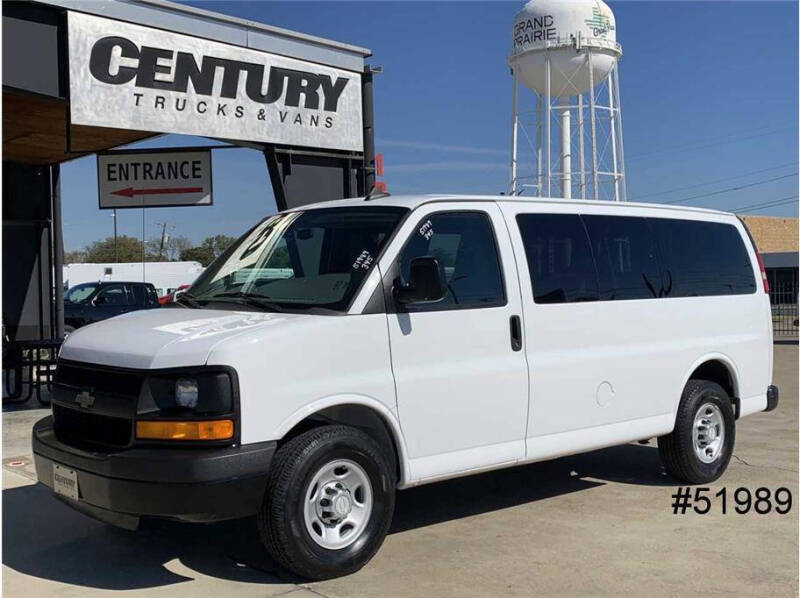 2016 Chevrolet Express Passenger LS's photo