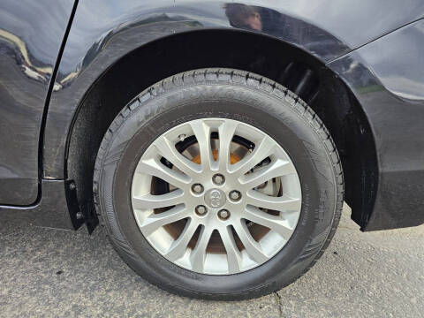 2017 Toyota Sienna XLE Premium 8-Passenger