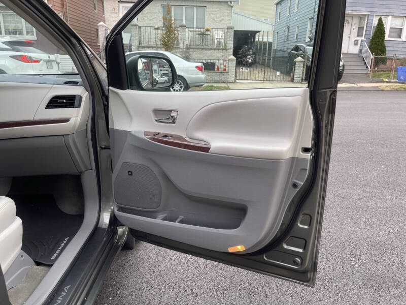 2011 Toyota Sienna XLE 7-Passenger Auto Access Seat