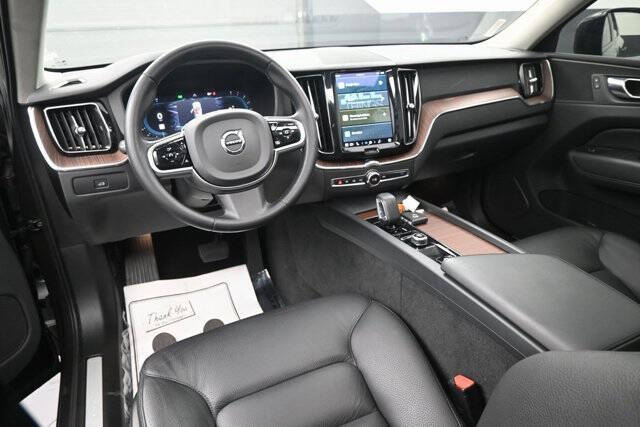 2023 Volvo XC60 B5 Plus Dark Theme