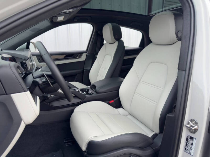 2024 Porsche Cayenne Turbo E-Hybrid Coupe