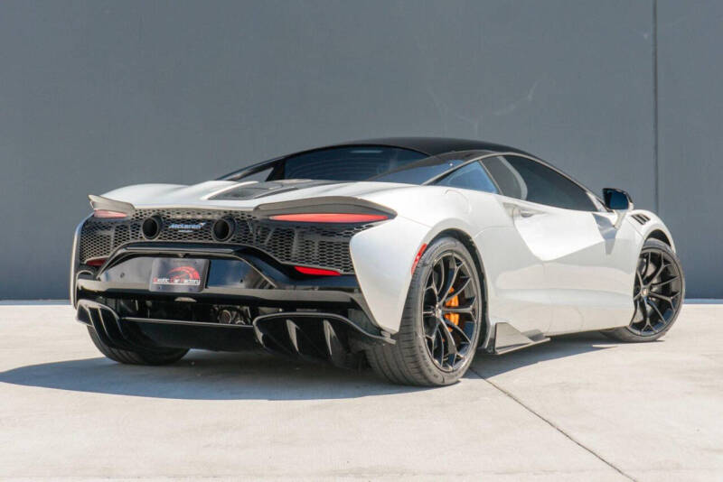 2023 McLaren Artura