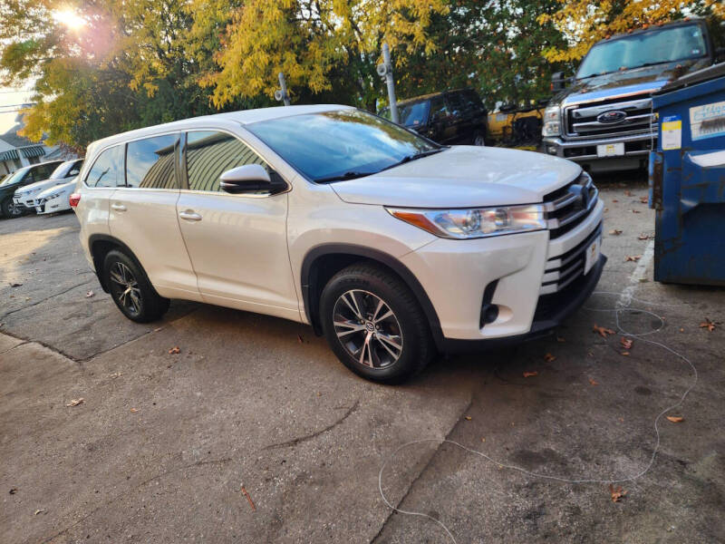 2018 Toyota Highlander LE photo 4