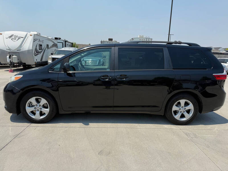 2017 Toyota Sienna LE 8-Passenger