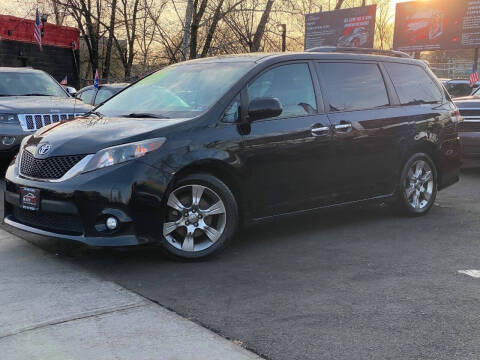 2013 Toyota Sienna SE 8-Passenger