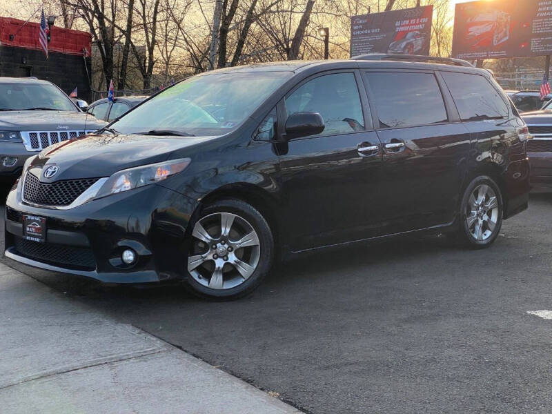 2013 Toyota Sienna SE 8-Passenger
