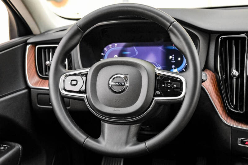 2023 Volvo XC60 B5 Plus Dark Theme