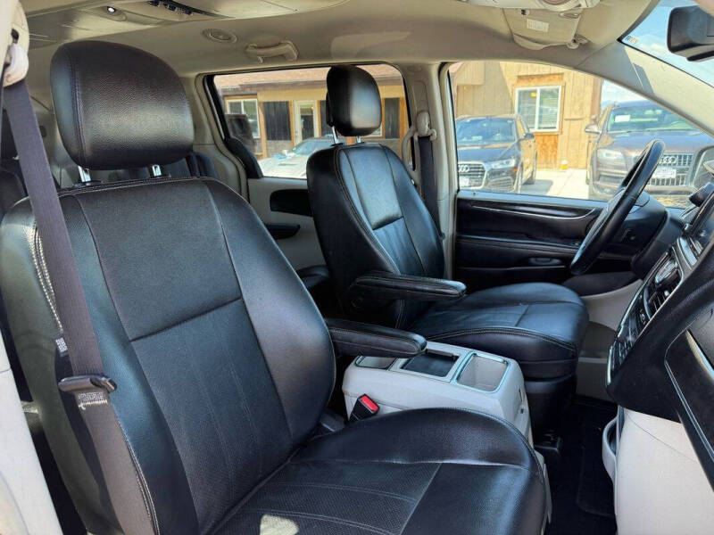 2012 Chrysler Town and Country Touring