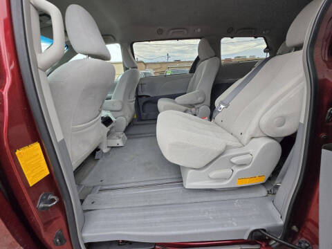 2012 Toyota Sienna LE 7-Passenger Auto Access Seat