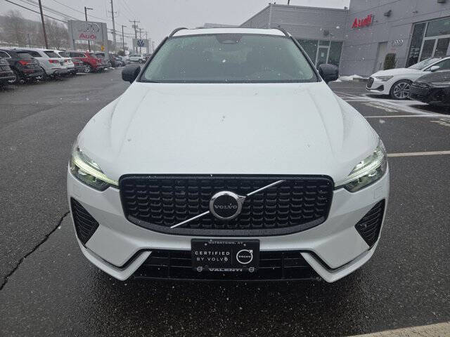 2025 Volvo XC60 B5 Core Dark Theme