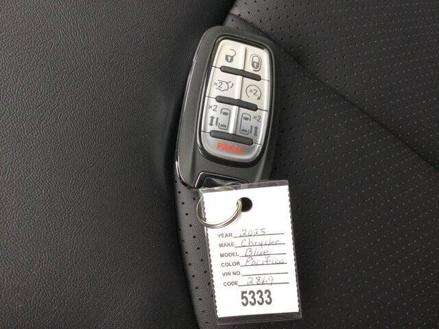 2025 Chrysler Pacifica Select