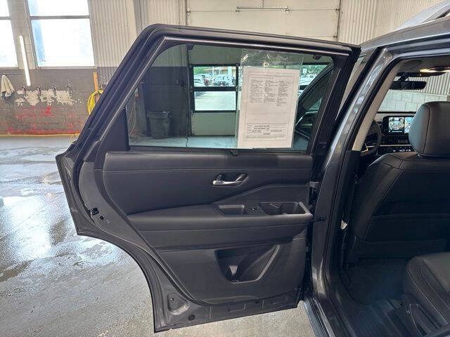 2025 Nissan Pathfinder SL