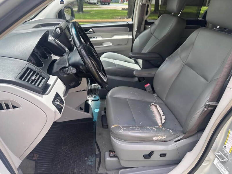 2011 Volkswagen Routan SE