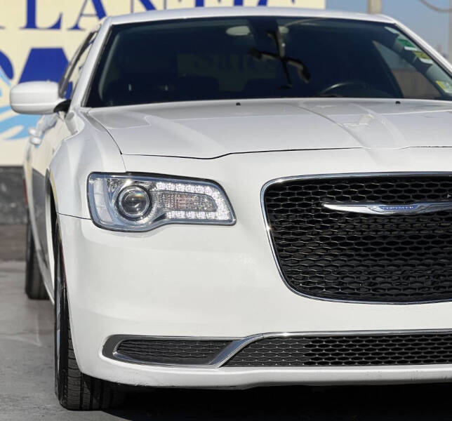 2016 Chrysler 300 Limited photo 3