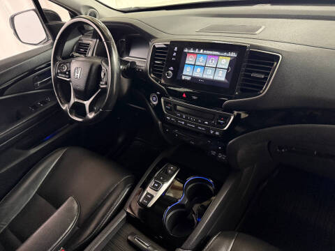 2019 Honda Pilot Touring w/Rear Captain's Chairs