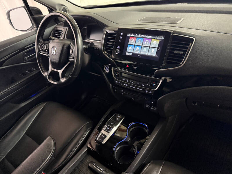2019 Honda Pilot Touring w/Rear Captain's Chairs
