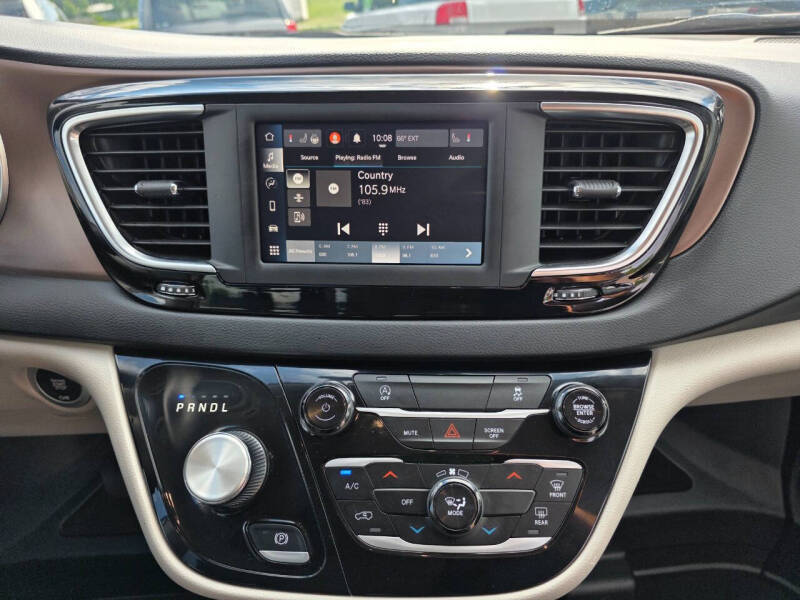 2023 Chrysler Voyager LX