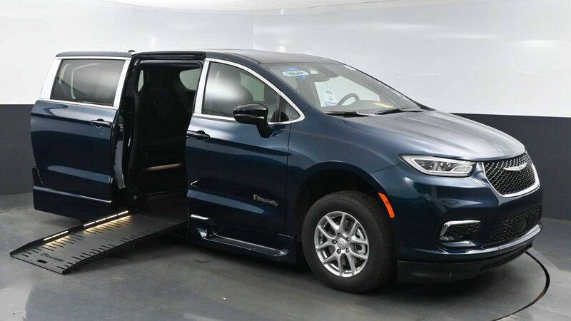 2025 Chrysler Pacifica Select's photo