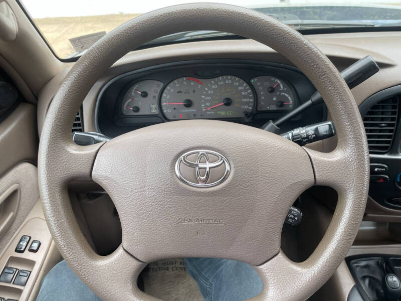 2004 Toyota Sequoia SR5