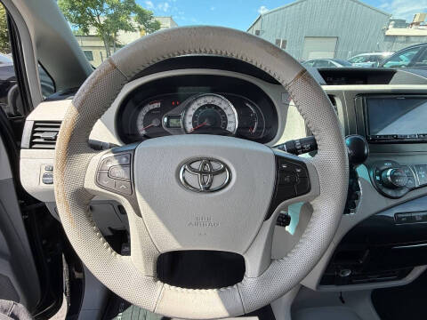 2013 Toyota Sienna SE 8-Passenger