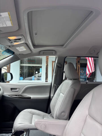 2017 Toyota Sienna XLE Premium 7-Passenger