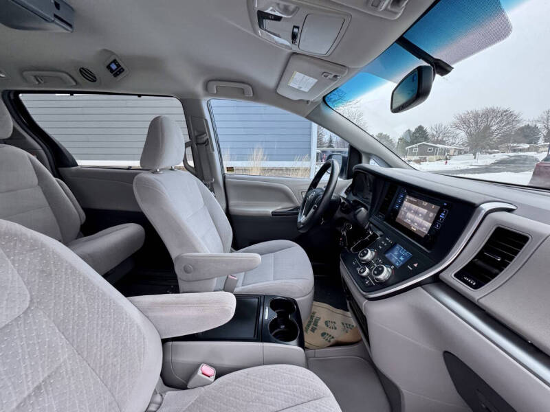 2015 Toyota Sienna LE 8-Passenger