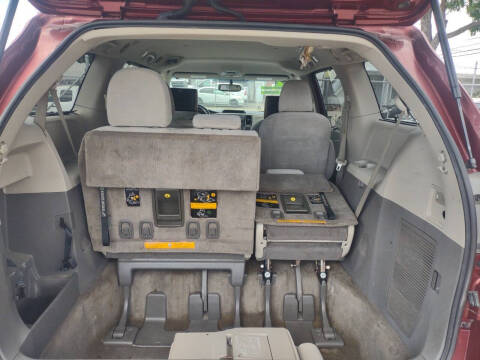 2012 Toyota Sienna LE 7-Passenger Auto Access Seat