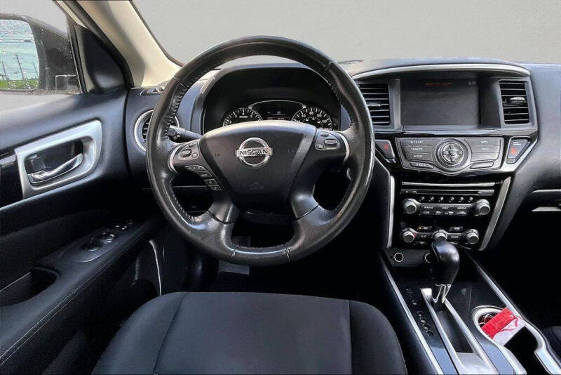 2017 Nissan Pathfinder SV
