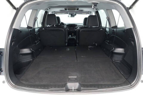 2022 Honda Pilot Touring w/Rear Captain's Chairs