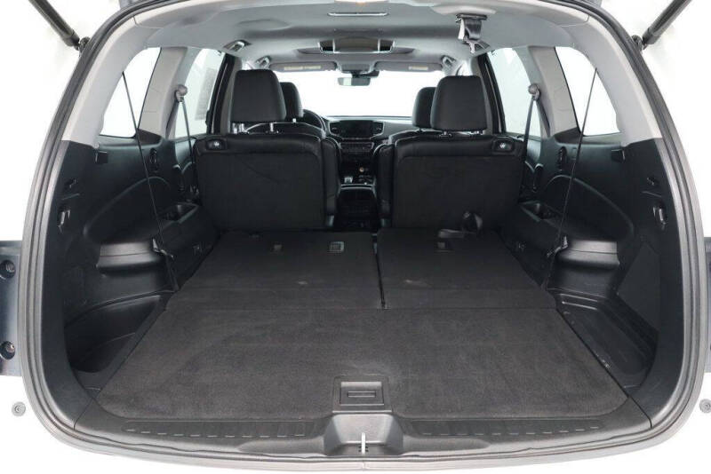 2022 Honda Pilot Touring w/Rear Captain's Chairs