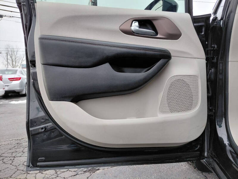 2017 Chrysler Pacifica Touring-L