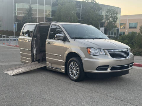 2015 Chrysler Town and Country Touring-L