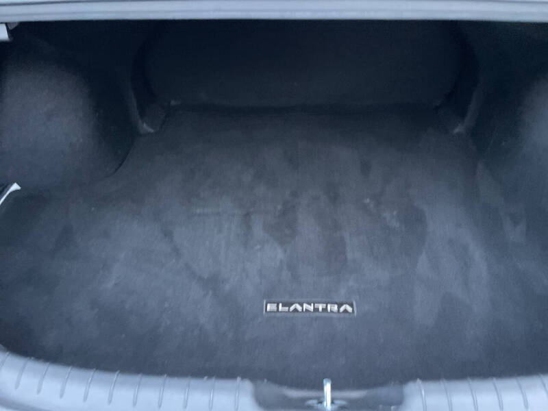 2023 Hyundai Elantra SE