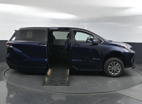 2025 Toyota Sienna LE 8-Passenger