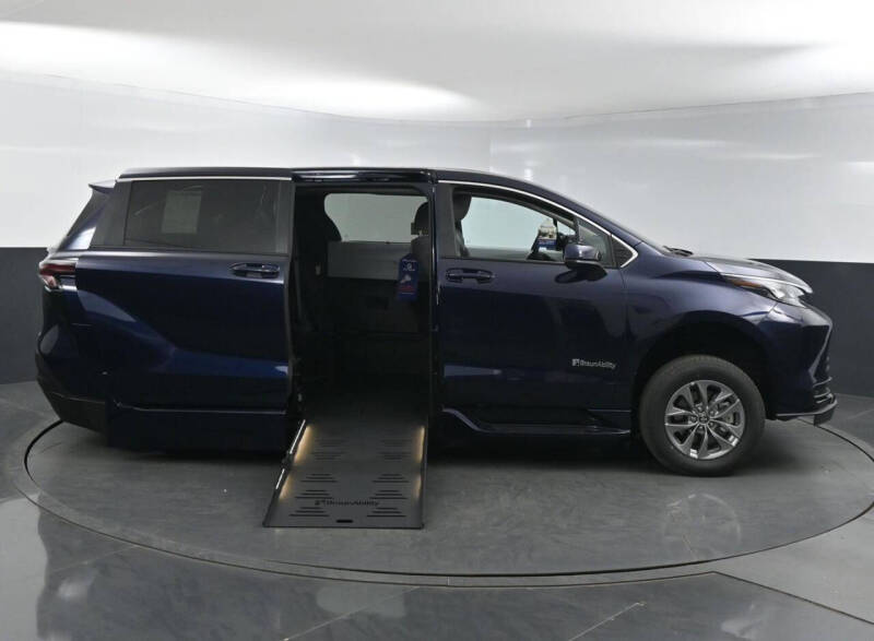 2025 Toyota Sienna LE 8-Passenger