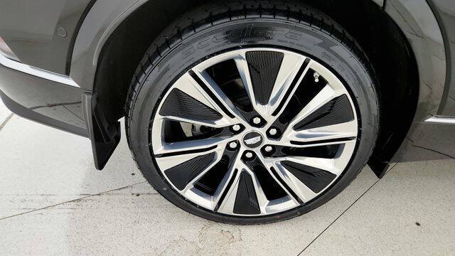 2024 Cadillac LYRIQ Luxury 1