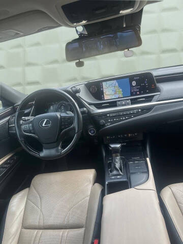 2019 Lexus ES 300h Ultra Luxury
