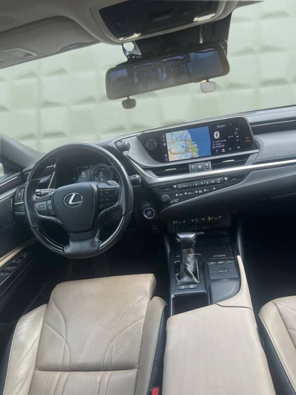 2019 Lexus ES 300h Ultra Luxury