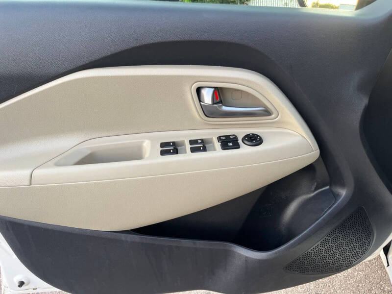 2013 Kia Rio 5-Door LX