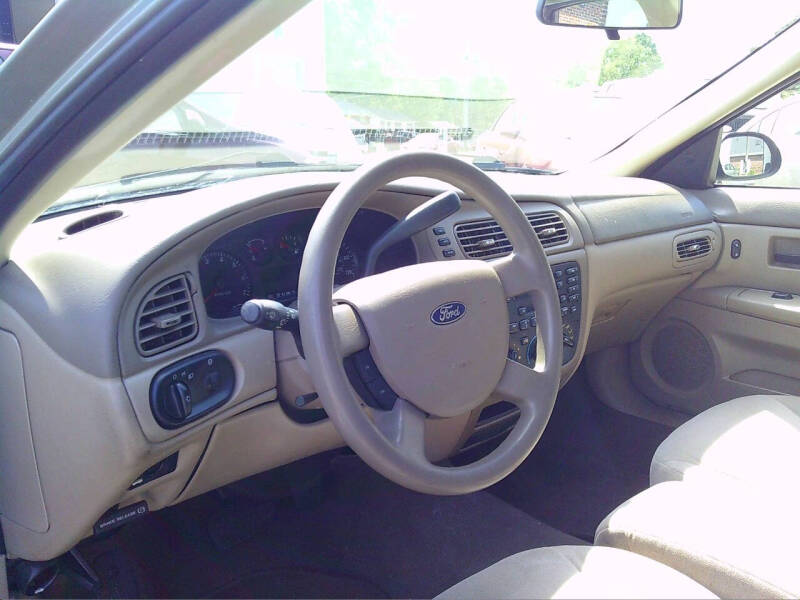 2004 Ford Taurus SE