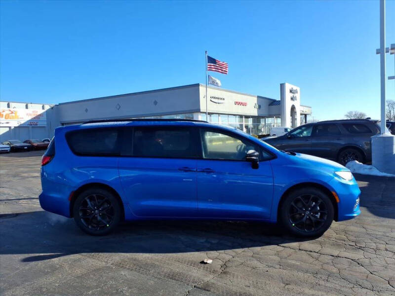 2026 Chrysler Pacifica Select