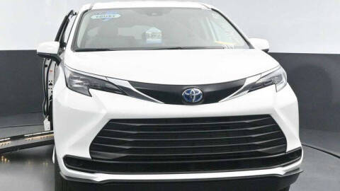 2024 Toyota Sienna LE 8-Passenger