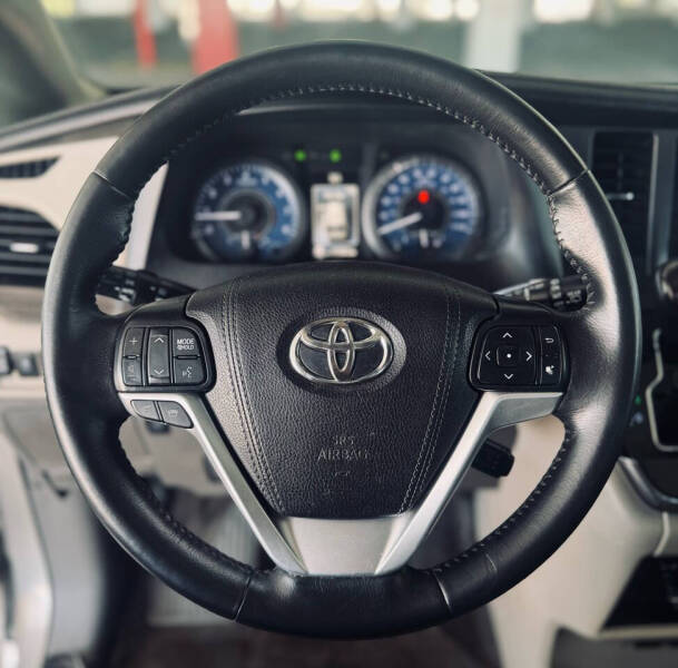 2015 Toyota Sienna XLE Premium 8-Passenger