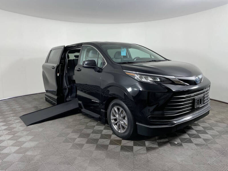 2023 Toyota Sienna LE's photo