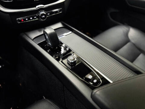 2025 Volvo XC60 B5 Core Dark Theme