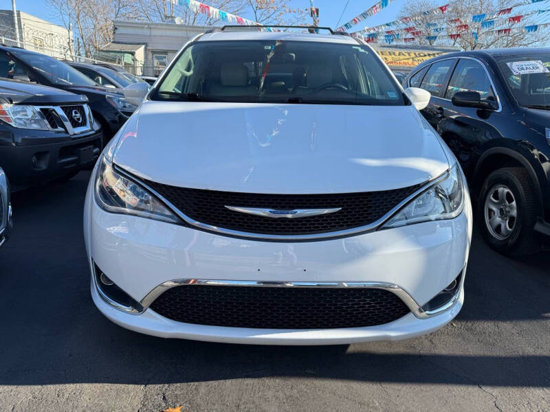 Chrysler Pacifica's photo