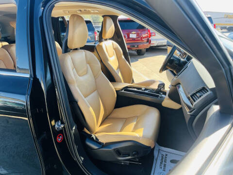 2016 Volvo XC90 T6 Momentum